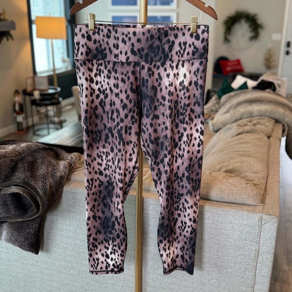Fabletics Boost PowerHold High-Waisted 7/8 Legging Spotted/Black Leopard - XL